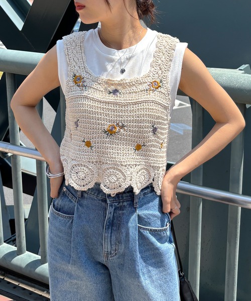 ISOOK(アイスー)の「【ISOOK / アイスー】花柄クロシェビスチェ / サマーニット ボヘミアン クロップド丈 クロシェニット タンクトップ レイヤード 重ね着 ZOZOTOWN限定(タンクトップ・レディース・アイボリー/ホワイト・FREE)」の1枚目の写真