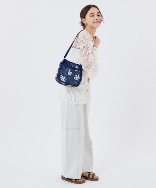 LeSportsac(レスポートサック)の「SMALL JENNI フローラルブルームズネイビー(ショルダーバッグ・レディース・ブルー・FREE)」の3枚目の写真