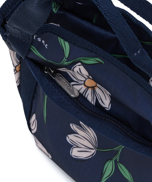 LeSportsac(レスポートサック)の「SMALL JENNI フローラルブルームズネイビー(ショルダーバッグ・レディース・ブルー・FREE)」の8枚目の写真
