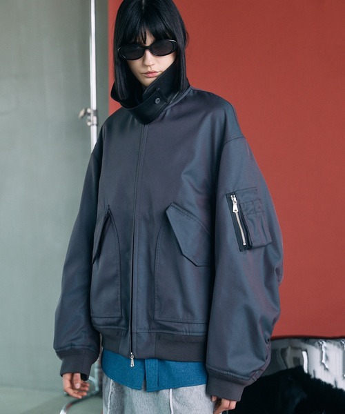 MAISON SPECIAL（メゾンスペシャル）の「《UNISEX》120/2/2 Suvin Cotton Gabardine Prime-Over Leather Collar CWU Flight Jacket/スビンコットンギャバジンプライムオーバー衿レザーCWUフライトジャケット【MAISON SPECIAL/メゾンスペシャル】■セットアップ対応■（ブルゾン・メンズ・カーキ/ブルー/チャコールグレー/ブラック・1/0/2）」の2枚目の写真