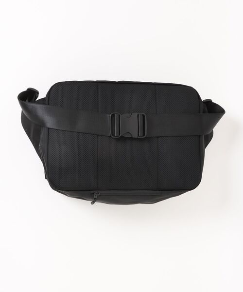 NoiR/ノアール(ノアール)の「撥水加工ナイロン スリングバッグ A4・PC収納対応 レインカバー付き N23002 Lumious shoulder(ボディバッグ/ウエストポーチ・メンズ・ブラック系その他/ブラック・FREE)」の5枚目の写真
