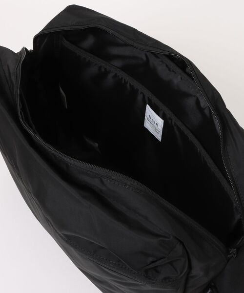 NoiR/ノアール(ノアール)の「撥水加工ナイロン スリングバッグ A4・PC収納対応 レインカバー付き N23002 Lumious shoulder(ボディバッグ/ウエストポーチ・メンズ・ブラック系その他/ブラック・FREE)」の7枚目の写真