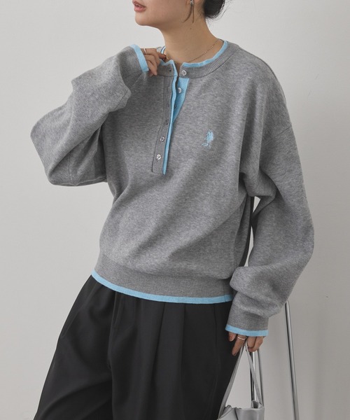 U.S. POLO ASSN.(ユーエスポロアッスン)の「U.S. POLO ASSN./ユーエスポロアッスン 別注 ロゴ刺繍 配色 スウェットライク ヘンリーネックニット(ニット/セーター・レディース・アイボリー/ネイビー/杢グレー/ブラック・M/L)」の1枚目の写真