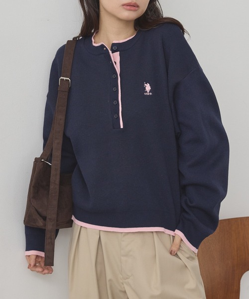 U.S. POLO ASSN.(ユーエスポロアッスン)の「U.S. POLO ASSN./ユーエスポロアッスン 別注 ロゴ刺繍 配色 スウェットライク ヘンリーネックニット(ニット/セーター・レディース・アイボリー/ネイビー/杢グレー/ブラック・M/L)」の4枚目の写真