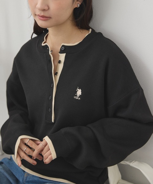 U.S. POLO ASSN.(ユーエスポロアッスン)の「U.S. POLO ASSN./ユーエスポロアッスン 別注 ロゴ刺繍 配色 スウェットライク ヘンリーネックニット(ニット/セーター・レディース・アイボリー/ネイビー/杢グレー/ブラック・M/L)」の3枚目の写真