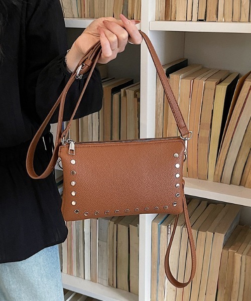 mebole(メボレ)の「studded square shoulder bag(ショルダーバッグ・レディース・アイボリー/シルバー/ブラウン/ブラック・FREE)」の4枚目の写真