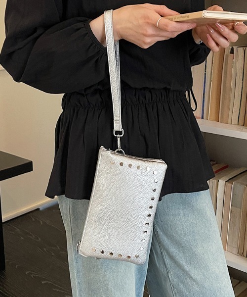 mebole(メボレ)の「studded square shoulder bag(ショルダーバッグ・レディース・アイボリー/シルバー/ブラウン/ブラック・FREE)」の1枚目の写真