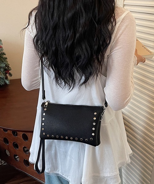mebole(メボレ)の「studded square shoulder bag(ショルダーバッグ・レディース・アイボリー/シルバー/ブラウン/ブラック・FREE)」の3枚目の写真