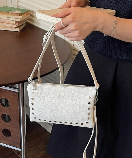 mebole(メボレ)の「studded square shoulder bag(ショルダーバッグ・レディース・アイボリー/シルバー/ブラウン/ブラック・FREE)」の5枚目の写真