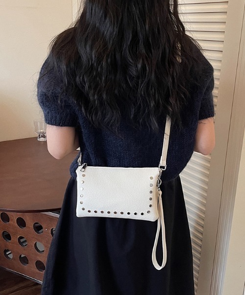mebole(メボレ)の「studded square shoulder bag(ショルダーバッグ・レディース・アイボリー/シルバー/ブラウン/ブラック・FREE)」の6枚目の写真