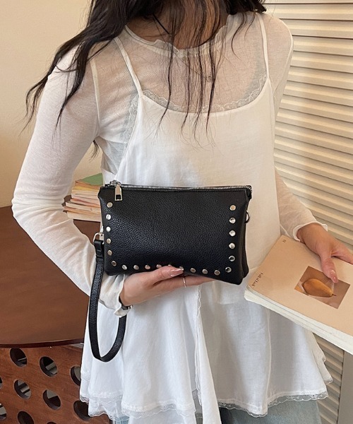 mebole(メボレ)の「studded square shoulder bag(ショルダーバッグ・レディース・アイボリー/シルバー/ブラウン/ブラック・FREE)」の7枚目の写真