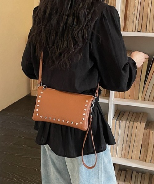 mebole(メボレ)の「studded square shoulder bag(ショルダーバッグ・レディース・アイボリー/シルバー/ブラウン/ブラック・FREE)」の11枚目の写真