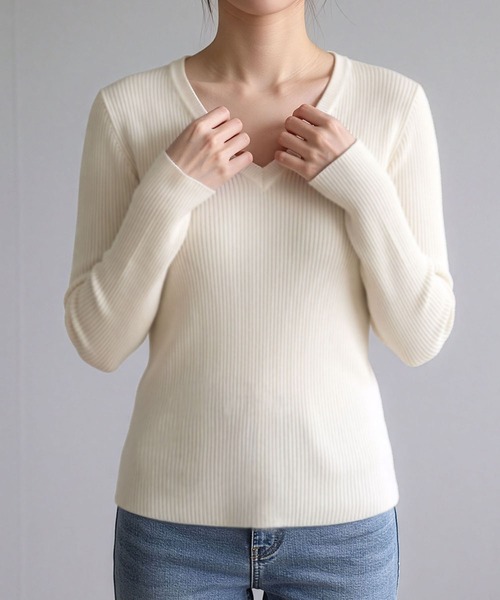 LOWO(ロワ)の「【着痩せ華奢見え】インナー重ね着にも ストレッチ美シルエット 薄手Vネックニットトップス(ニット/セーター・レディース・ベージュ/ブラウン/レッド/オフホワイト/チャコールグレー/カーキ/ブルー/モカ/ブラック/グレー・FREE)」の17枚目の写真
