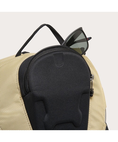 OAKLEY(オークリー)の「オークリー BATHROOM SINK RC BACKPACK/バックパック/OAKLEY(バックパック/リュック・メンズ・サンドベージュ/ブラック・ONE SIZE)」の3枚目の写真