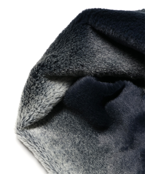 VENCEEXCHANGE（ヴァンスエクスチェンジ）の「グラデフェイクファースヌード（ストール/ショール・レディース・ダークブルー/ベージュ/ブラック・FREE）」の4枚目の写真