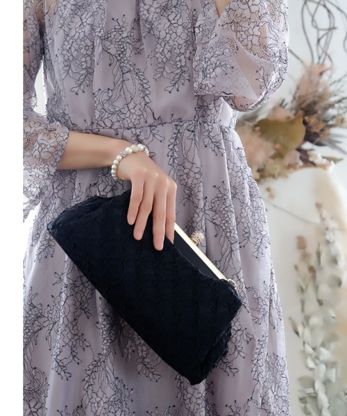 Cupid Heart(キューピッドハート)の「【Cupid Heart】結婚式おすすめBAG♪パール持ち手フリルパーティーBAG(ハンドバッグ・レディース・ブラック/ベージュ・MEDIUM)」の2枚目の写真