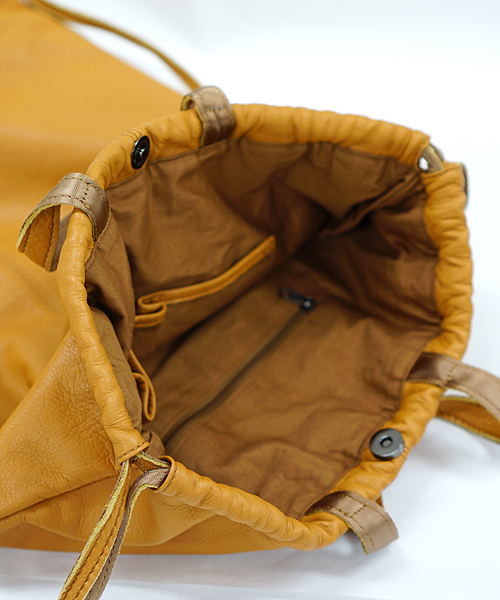 And A（アンドエー）の「レザーナップサック（バックパック/リュック・メンズ・ブラック/キャメル・FREE）」の3枚目の写真