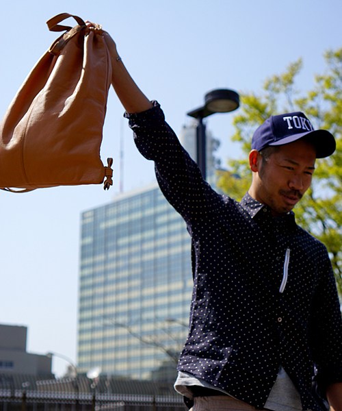 And A（アンドエー）の「レザーナップサック（バックパック/リュック・メンズ・ブラック/キャメル・FREE）」の16枚目の写真