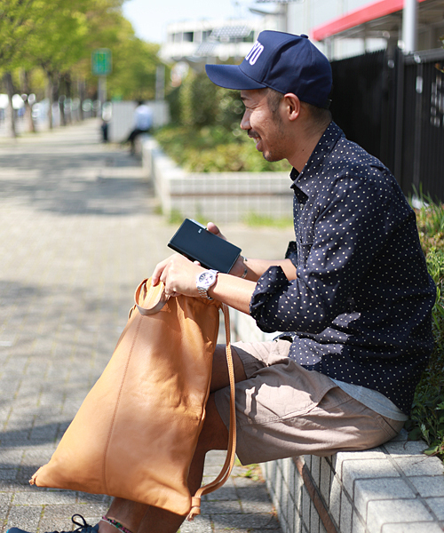 And A（アンドエー）の「レザーナップサック（バックパック/リュック・メンズ・ブラック/キャメル・FREE）」の4枚目の写真