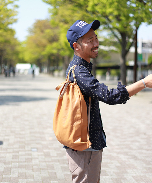 And A（アンドエー）の「レザーナップサック（バックパック/リュック・メンズ・ブラック/キャメル・FREE）」の6枚目の写真