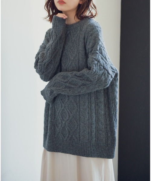 Aunt Marie's(アントマリーズ)の「AUNT MARIE'S クルーネックケーブルニット(ニット/セーター・レディース・チャコールグレー/パープル/ブラウン/ナチュラル・FREE)」の2枚目の写真