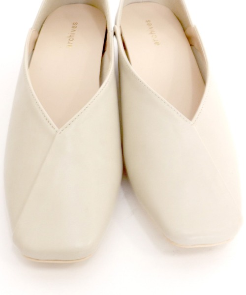 archives（アルシーヴ）の「変形ヒールアシメパンプス（パンプス・レディース・アイボリー/ブラック/ブラウン・MEDIUM/LARGE）」の7枚目の写真