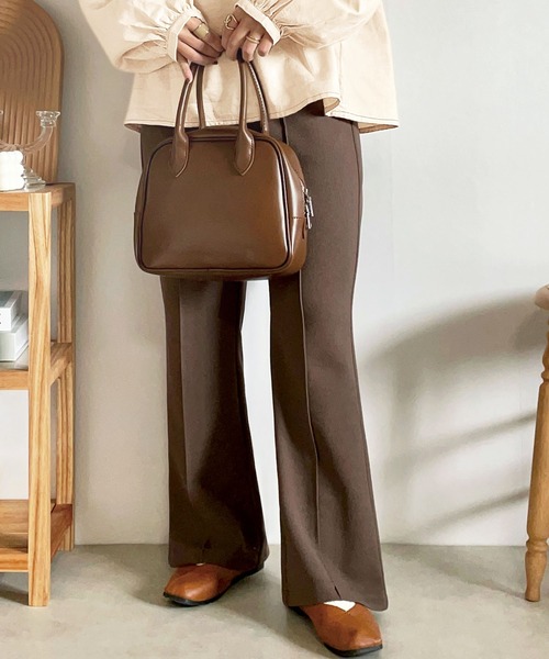 GeeRA（ジーラ）の「センターピンタックフレアーパンツ（その他パンツ・レディース・モカ/アイボリー・LARGE/SMALL/MEDIUM）」の2枚目の写真