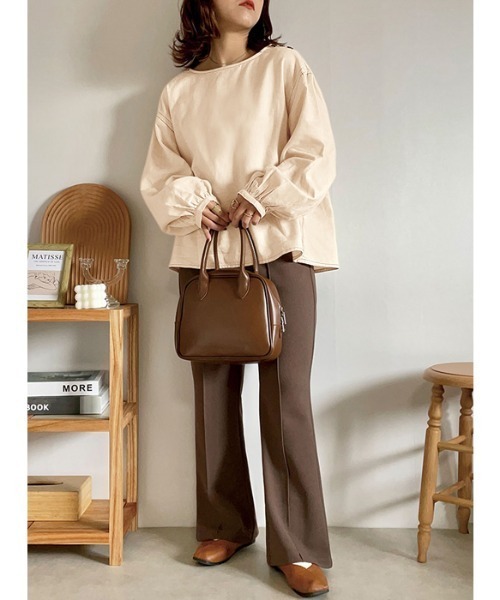 GeeRA（ジーラ）の「センターピンタックフレアーパンツ（その他パンツ・レディース・モカ/アイボリー・LARGE/SMALL/MEDIUM）」の5枚目の写真