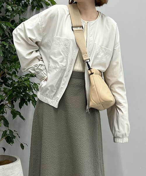 un dix cors（アンディコール）の「オンオフ使えて高コスパ　ナイロン光沢ノーカラーブルゾン（ブルゾン・レディース・アイボリー/チャコールグレー・FREE）」の2枚目の写真