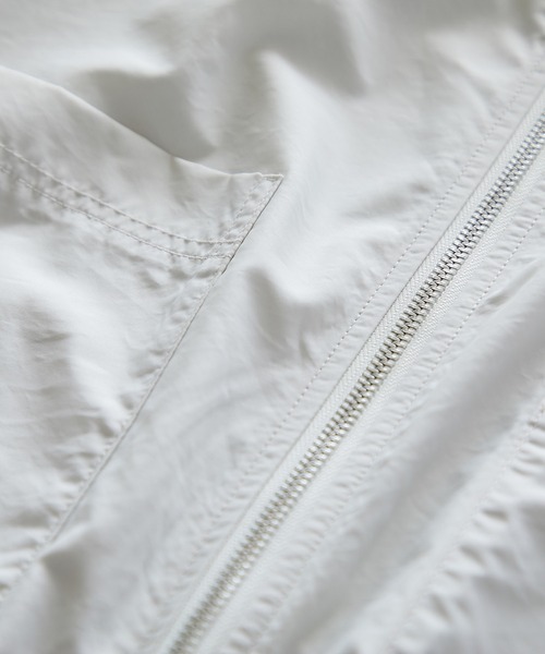 un dix cors（アンディコール）の「オンオフ使えて高コスパ　ナイロン光沢ノーカラーブルゾン（ブルゾン・レディース・アイボリー/チャコールグレー・FREE）」の13枚目の写真