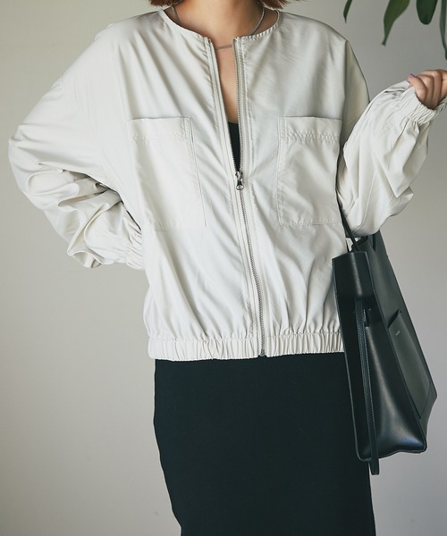 un dix cors（アンディコール）の「オンオフ使えて高コスパ　ナイロン光沢ノーカラーブルゾン（ブルゾン・レディース・アイボリー/チャコールグレー・FREE）」の3枚目の写真