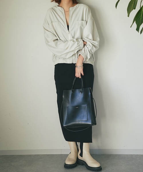 un dix cors（アンディコール）の「オンオフ使えて高コスパ　ナイロン光沢ノーカラーブルゾン（ブルゾン・レディース・アイボリー/チャコールグレー・FREE）」の4枚目の写真