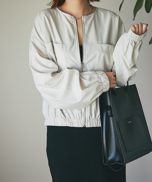 un dix cors（アンディコール）の「オンオフ使えて高コスパ　ナイロン光沢ノーカラーブルゾン（ブルゾン・レディース・アイボリー/チャコールグレー・FREE）」の7枚目の写真