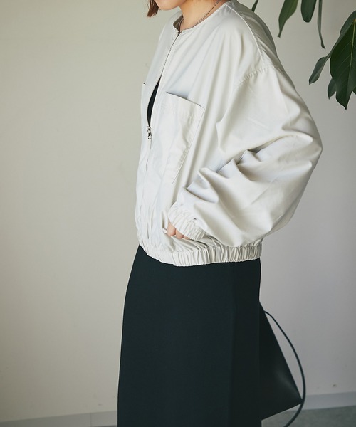 un dix cors（アンディコール）の「オンオフ使えて高コスパ　ナイロン光沢ノーカラーブルゾン（ブルゾン・レディース・アイボリー/チャコールグレー・FREE）」の9枚目の写真