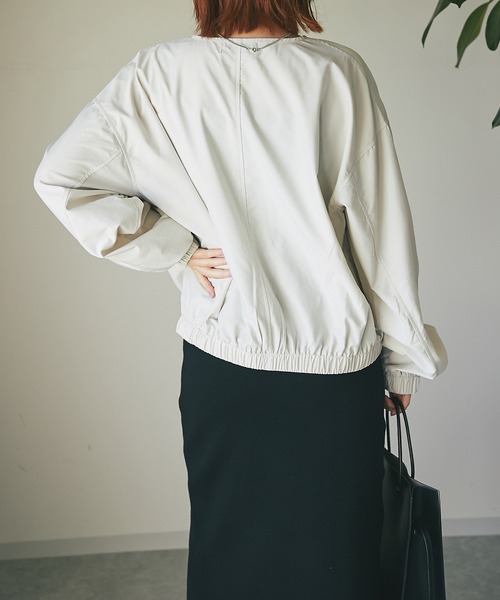 un dix cors（アンディコール）の「オンオフ使えて高コスパ　ナイロン光沢ノーカラーブルゾン（ブルゾン・レディース・アイボリー/チャコールグレー・FREE）」の10枚目の写真