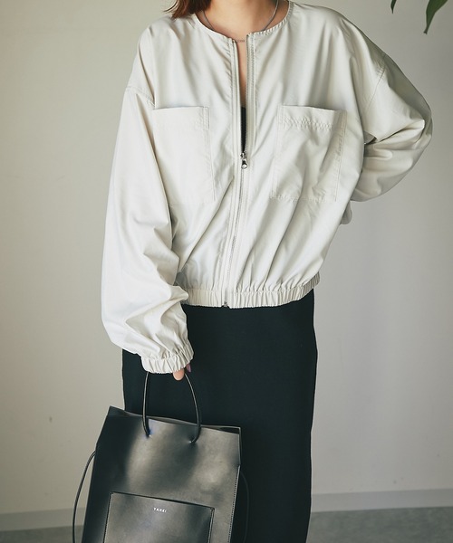 un dix cors（アンディコール）の「オンオフ使えて高コスパ　ナイロン光沢ノーカラーブルゾン（ブルゾン・レディース・アイボリー/チャコールグレー・FREE）」の11枚目の写真