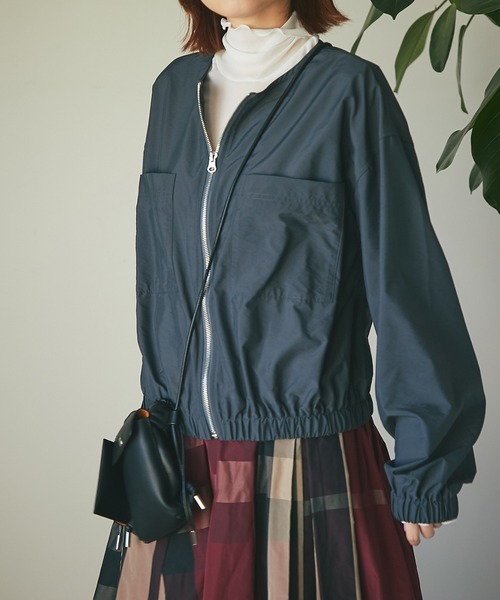 un dix cors（アンディコール）の「オンオフ使えて高コスパ　ナイロン光沢ノーカラーブルゾン（ブルゾン・レディース・アイボリー/チャコールグレー・FREE）」の5枚目の写真