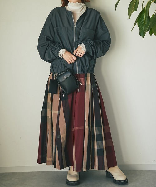 un dix cors（アンディコール）の「オンオフ使えて高コスパ　ナイロン光沢ノーカラーブルゾン（ブルゾン・レディース・アイボリー/チャコールグレー・FREE）」の6枚目の写真