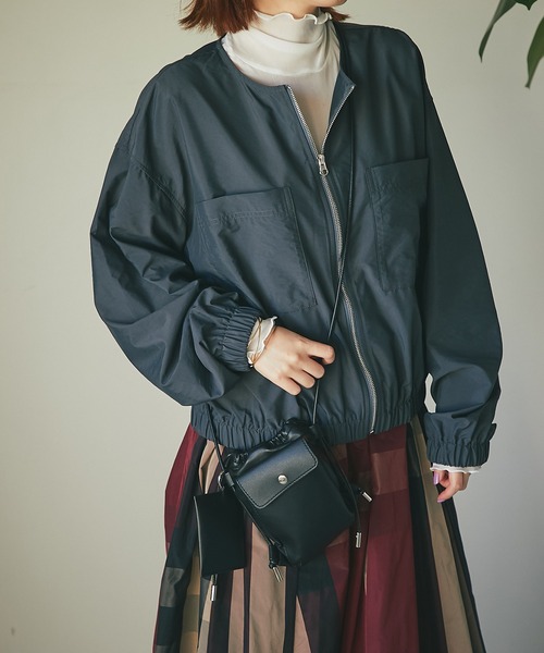 un dix cors（アンディコール）の「オンオフ使えて高コスパ　ナイロン光沢ノーカラーブルゾン（ブルゾン・レディース・アイボリー/チャコールグレー・FREE）」の14枚目の写真