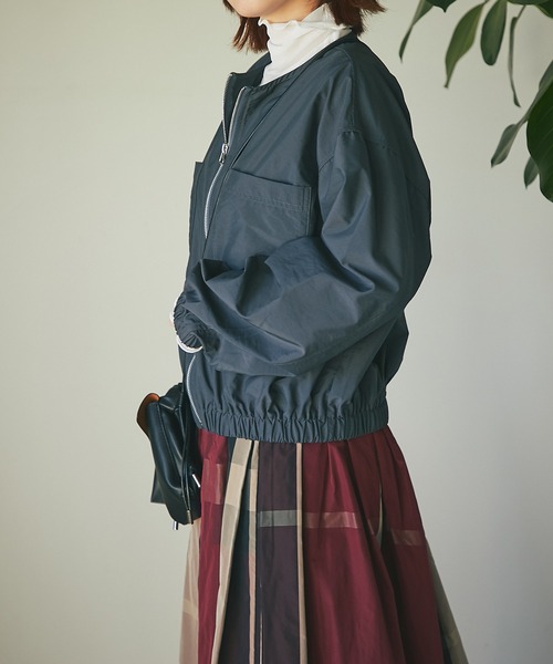 un dix cors（アンディコール）の「オンオフ使えて高コスパ　ナイロン光沢ノーカラーブルゾン（ブルゾン・レディース・アイボリー/チャコールグレー・FREE）」の15枚目の写真