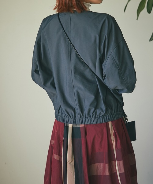 un dix cors（アンディコール）の「オンオフ使えて高コスパ　ナイロン光沢ノーカラーブルゾン（ブルゾン・レディース・アイボリー/チャコールグレー・FREE）」の16枚目の写真