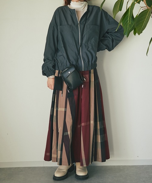 un dix cors（アンディコール）の「オンオフ使えて高コスパ　ナイロン光沢ノーカラーブルゾン（ブルゾン・レディース・アイボリー/チャコールグレー・FREE）」の17枚目の写真