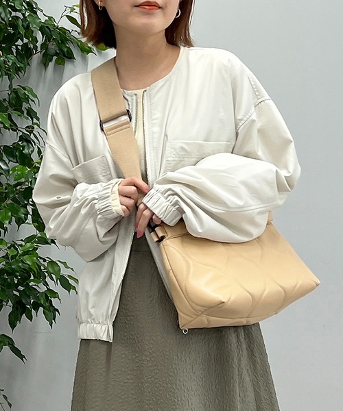 un dix cors（アンディコール）の「オンオフ使えて高コスパ　ナイロン光沢ノーカラーブルゾン（ブルゾン・レディース・アイボリー/チャコールグレー・FREE）」の21枚目の写真