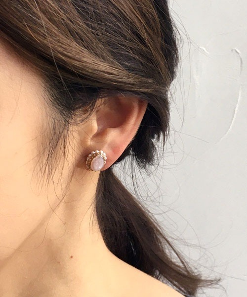 tone(トーン)の「【malle la brocante/マルラブロカント】ピーチムーンストーンとヴィンテージパールの痛みにくいオーバルイヤリング(イヤリング・レディース・オレンジ・FREE)」の6枚目の写真