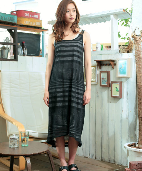 AZUL by moussy(アズールバイマウジー)の「オパールボーダーインナー付マキシOP(ワンピース・レディース・オフホワイト/カーキ系/ブラック・MEDIUM/SMALL/LARGE)」の3枚目の写真