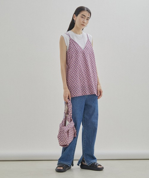 SALON adam et rope'（サロン アダム エ ロペ）の「【WEB限定】【UGG（アグ）】Sport Yeah（サンダル・レディース・ブラック/ホワイト・24.0cm/23.0cm/22cm/25.0cm）」の5枚目の写真