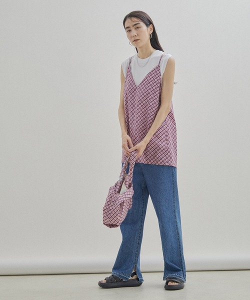 SALON adam et rope'（サロン アダム エ ロペ）の「【WEB限定】【UGG（アグ）】Sport Yeah（サンダル・レディース・ブラック/ホワイト・24.0cm/23.0cm/22cm/25.0cm）」の6枚目の写真