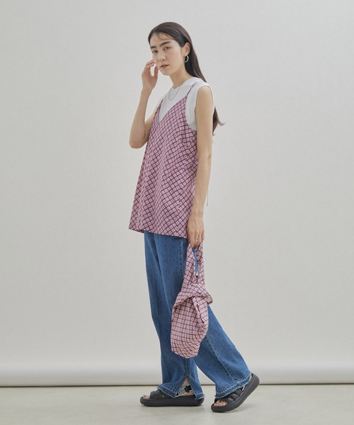 SALON adam et rope'（サロン アダム エ ロペ）の「【WEB限定】【UGG（アグ）】Sport Yeah（サンダル・レディース・ブラック/ホワイト・24.0cm/23.0cm/22cm/25.0cm）」の7枚目の写真