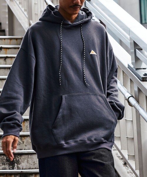 FREAK'S STORE（フリークスストア）の「限定展開 KELTY×FREAK'S STORE/ケルティ 別注 ワンポイント ヴィンテージロゴ プルオーバーパーカー/フーディー/ビッグシルエット（パーカー・メンズ・オフホワイト/アッシュグレー/グレイッシュブルー/ブラック/グレイッシュベージュ/スミクロ/ネイビー・SMALL/MEDIUM/LARGE/X-LARGE）」の8枚目の写真