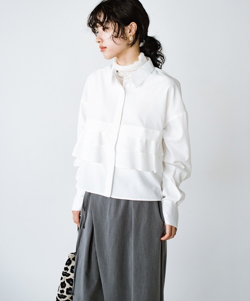 haco!（ハコ）の「胸の内、見せてあげないフリルシャツ（シャツ/ブラウス・レディース・ブラック/オフホワイト・LARGE/X-LARGE/MEDIUM/SMALL）」の2枚目の写真